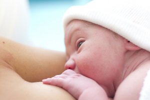 El Senado tratará un proyecto que amplía las licencias por maternidad y paternidad
