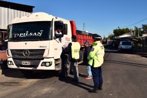 En el primer día de control a los camiones areneros detectaron 71 infracciones