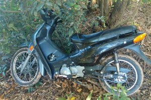 La Policía recuperó una moto robada que fue abandonada en un baldío