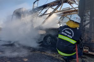 Un camión se incendió por completo en la ruta 14