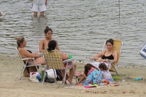 Calor: el río fue el refugio de muchos gualeguaychenses