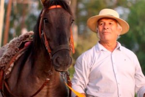 De Neuquén a Nogoyá: El maestro que se jubiló y regresa a caballo a su pueblo natal