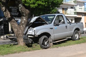 Una camioneta se estrelló contra un árbol cerca del Puente Méndez Casariego